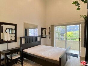 10960 Ashton Ave in Los Angeles, CA - Building Photo - Building Photo