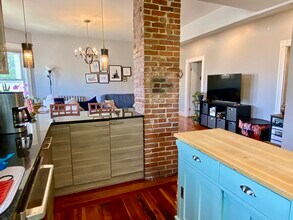 8 Eulita Ter, Unit 3 in Boston, MA - Building Photo - Building Photo