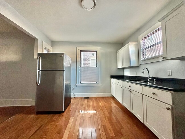 1371 Chapel St in New Haven, CT - Building Photo - Building Photo