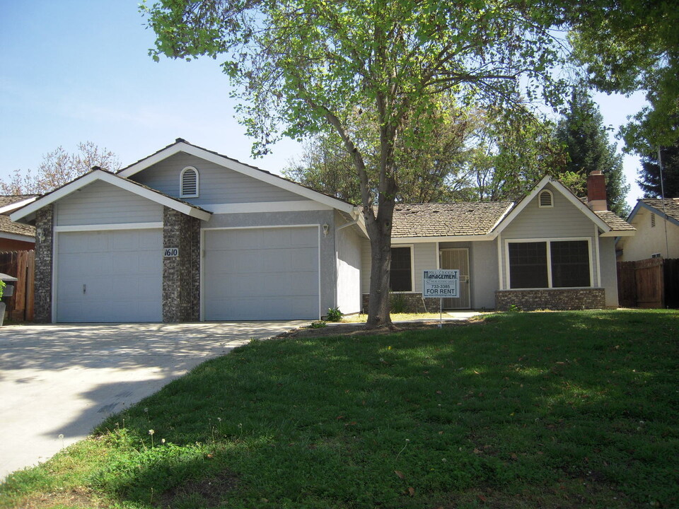 1610 S Tommy St in Visalia, CA - Foto de edificio