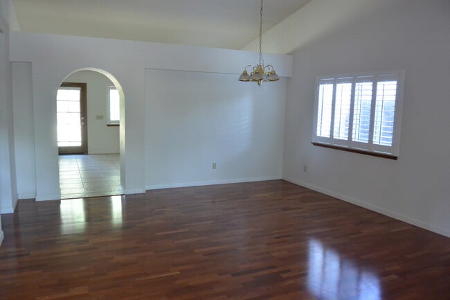 1229 S Peppertree Ct in Visalia, CA - Building Photo - Building Photo