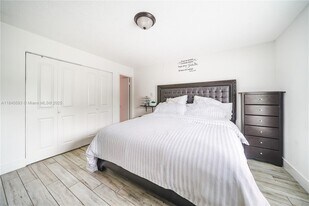 5400 Lakewood Cir S in Margate, FL - Building Photo
