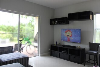 1569 Winterberry Ln in Weston, FL - Building Photo - Building Photo