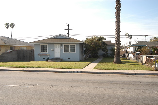 454-456 E Channel Islands Blvd in Oxnard, CA - Foto de edificio - Building Photo