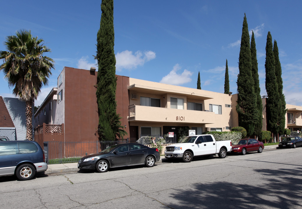 Imperial Manor - Remmet Apartments in Canoga Park, CA - Foto de edificio