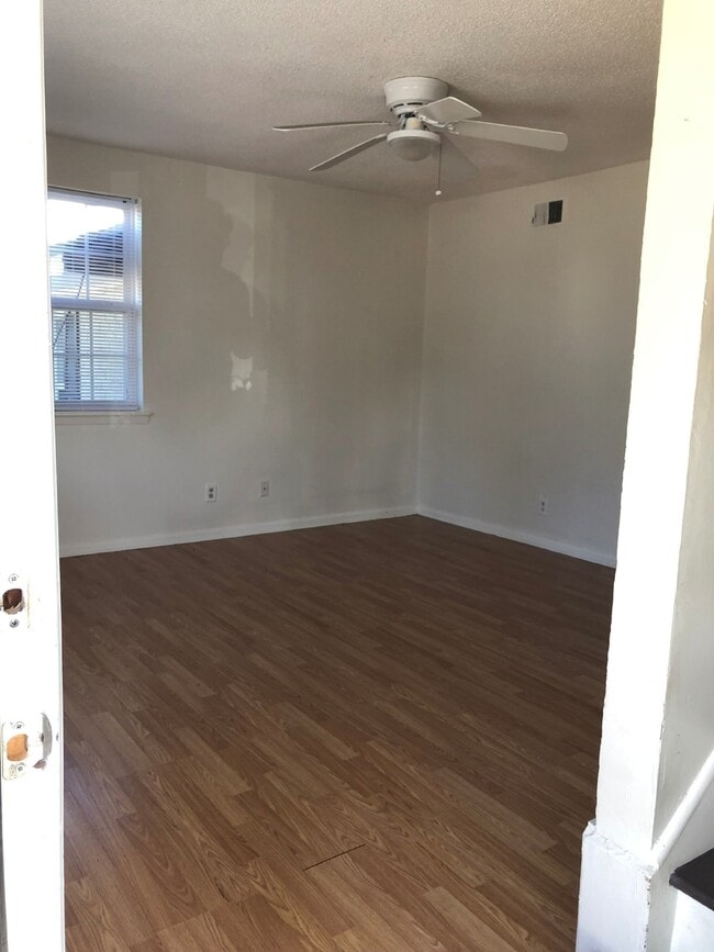 305 Pleasant St in Hinesville, GA - Building Photo - Building Photo