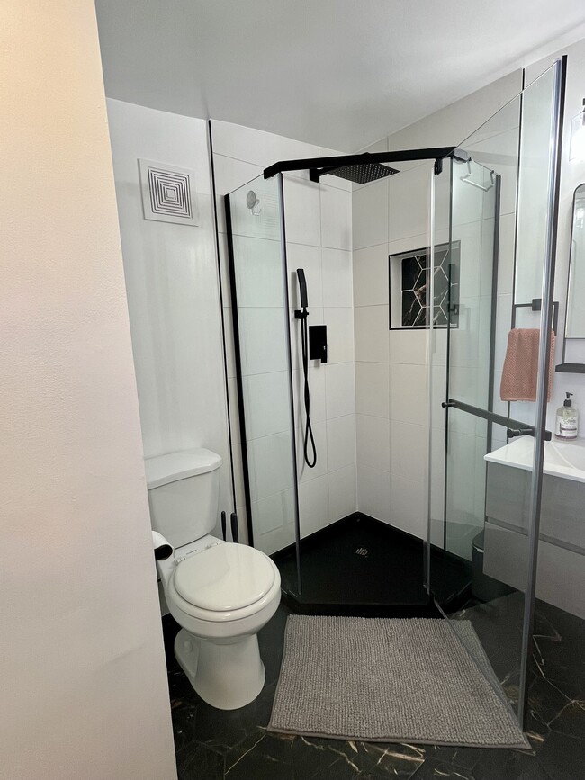 512 Cathedral St, Unit 5 in Baltimore, MD - Foto de edificio - Building Photo