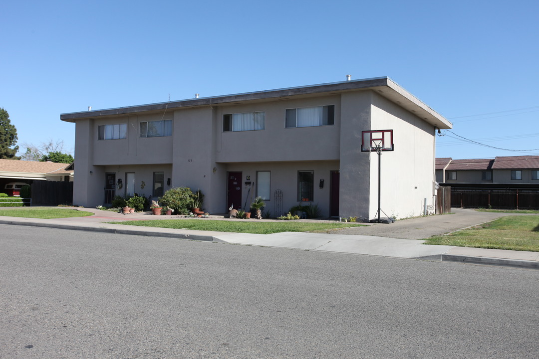 1210 Cypress Ln in Lemoore, CA - Foto de edificio