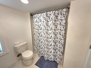 2216 Grand Ave, Unit Daylight basement apt. in Everett, WA - Foto de edificio - Building Photo