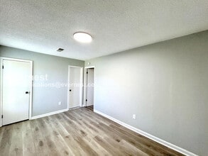 5014 Shubert Cove in Memphis, TN - Foto de edificio - Building Photo