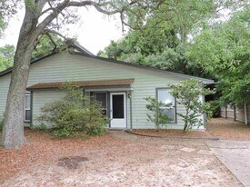 2410 Creighton Rd in Pensacola, FL - Building Photo