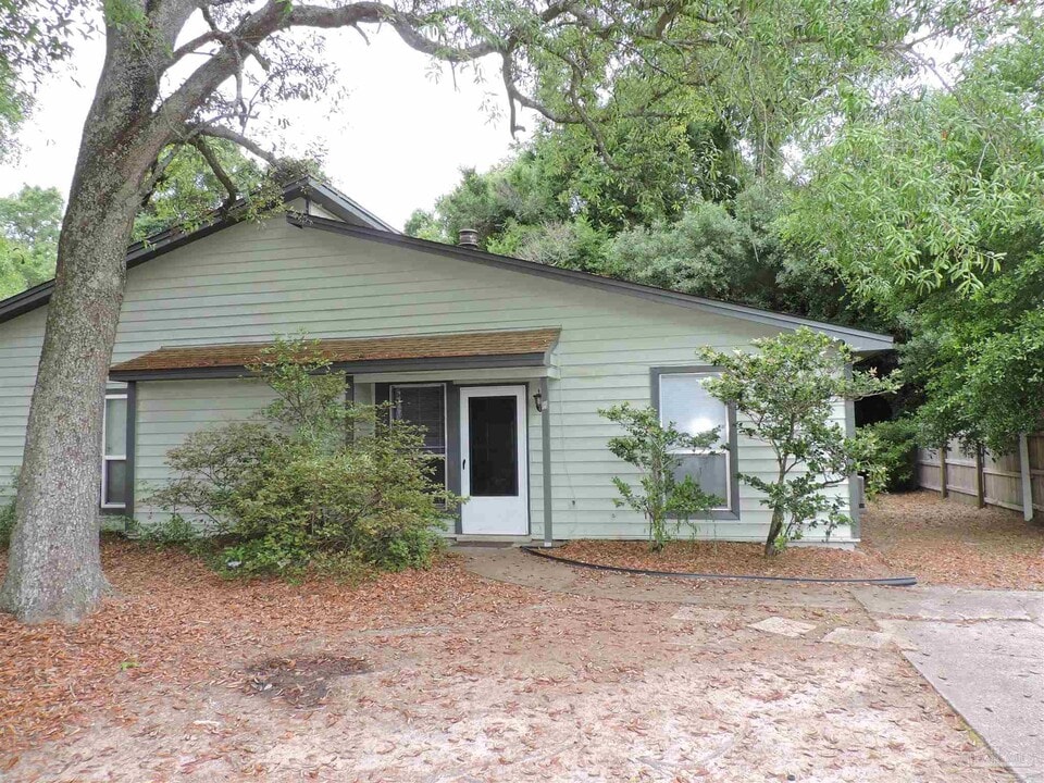 2410 Creighton Rd in Pensacola, FL - Building Photo