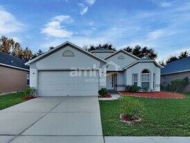 1072 Bluegrass Dr in Groveland, FL - Building Photo