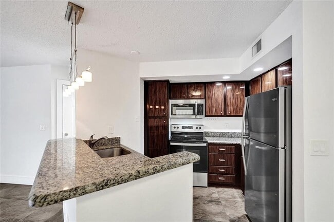 457 Vista Isles Dr in Plantation, FL - Foto de edificio - Building Photo