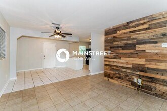 2378 Lourdes Dr W in Jacksonville, FL - Foto de edificio - Building Photo