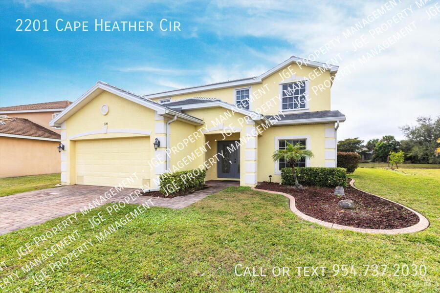 2201 Cape Heather Cir in Cape Coral, FL - Building Photo