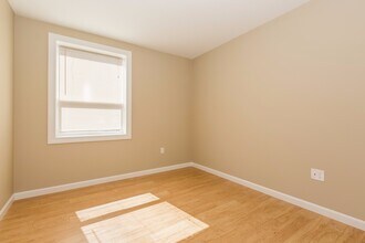 34 Decatur St, Unit 2 in Boston, MA - Foto de edificio - Building Photo