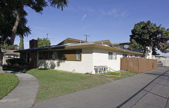 3413 W Canoga Pl in Anaheim, CA - Foto de edificio - Building Photo