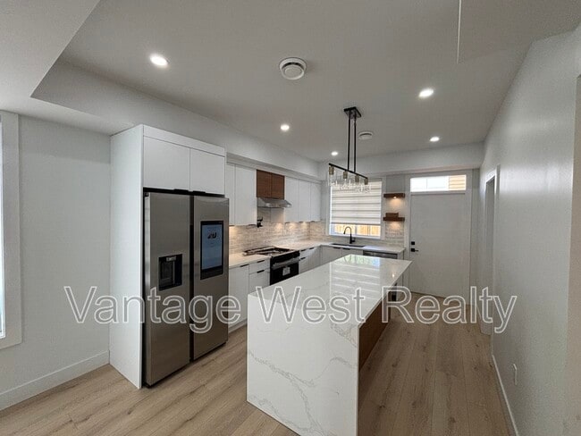 748 Raymer Ave in Kelowna, BC - Building Photo - Building Photo