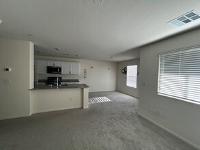 6925 Crimson Shadow St in North Las Vegas, NV - Foto de edificio - Building Photo