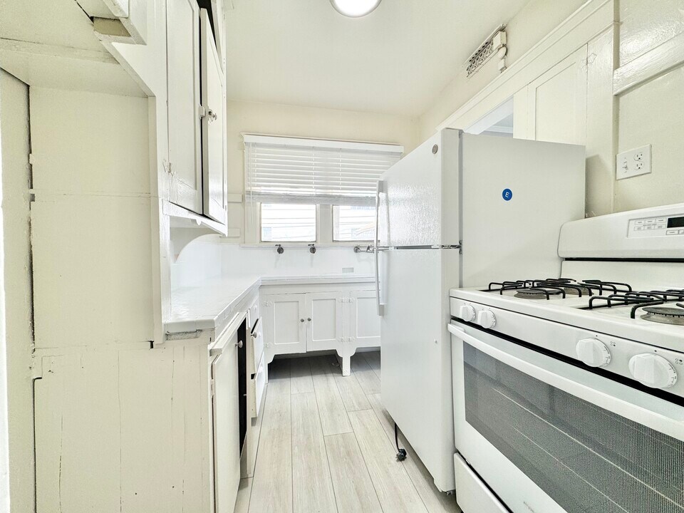 1121 1/2 E Appleton St in Long Beach, CA - Building Photo