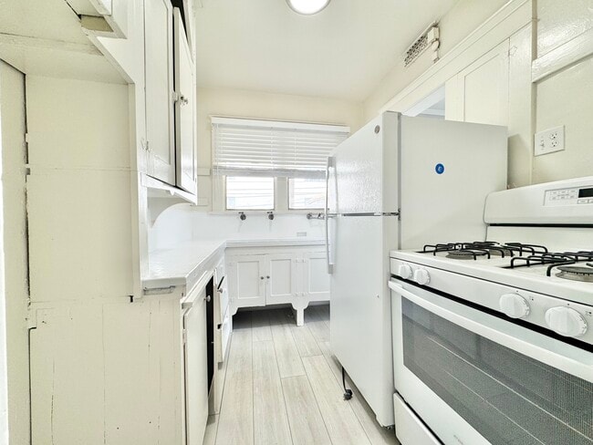 property at 1121 1/2 E Appleton St