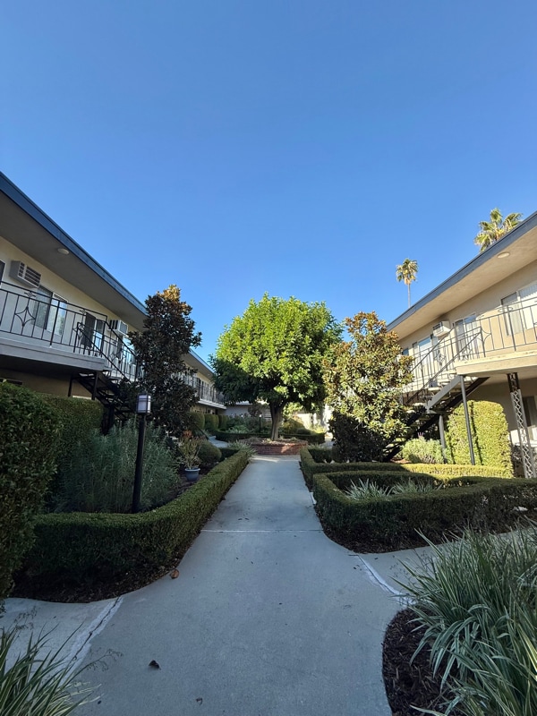 999 Locust St in Pasadena, CA - Foto de edificio - Building Photo