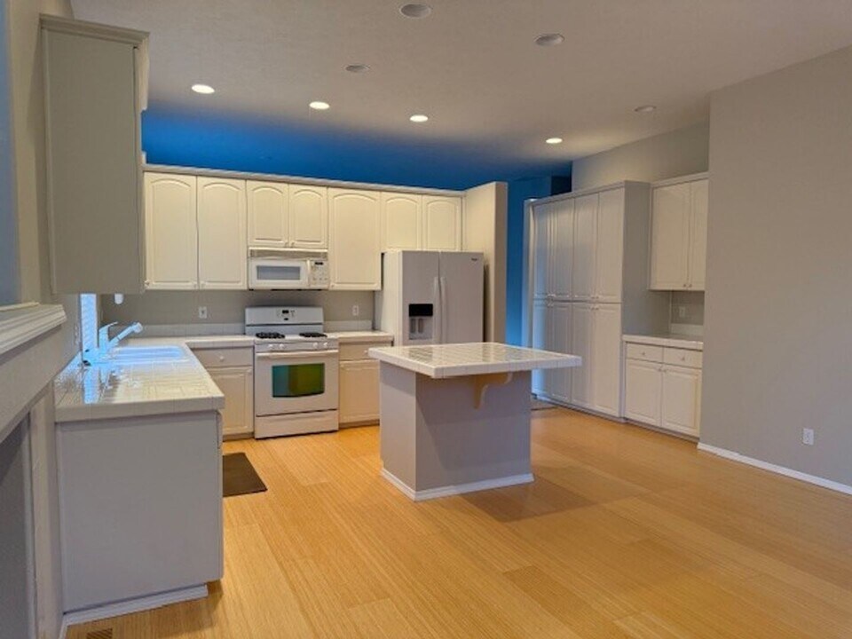 4950 21st Ave S in Salem, OR - Foto de edificio