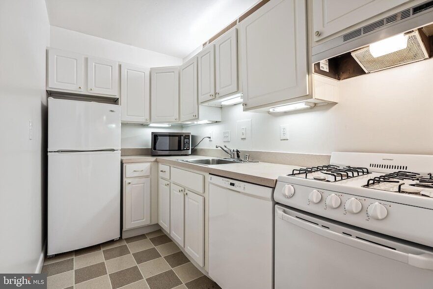 4515 Willard Ave in Chevy Chase, MD - Building Photo