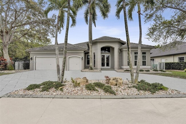 8006 N Savannah Cir in Davie, FL - Building Photo - Building Photo
