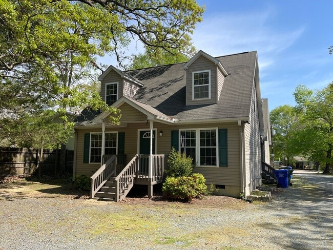 907-B N Greensboro St in Carrboro, NC - Building Photo - Building Photo