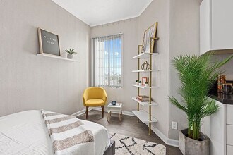 Langdon Park at Hollywood Studios in Los Angeles, CA - Foto de edificio - Building Photo