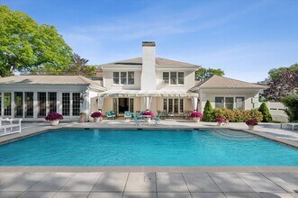 31 Terry Ct in Southampton, NY - Building Photo - Building Photo