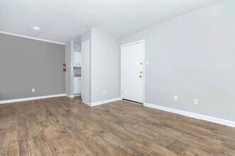 201 Dixie Dr in Clute, TX - Building Photo - Building Photo