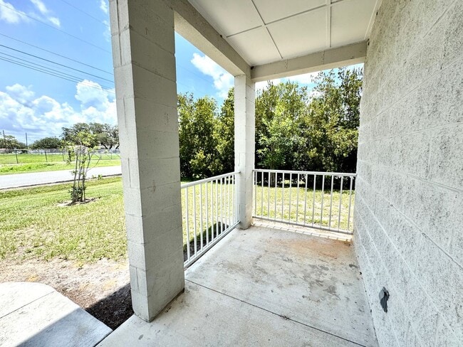 1001 N Rockingham Ave in Tavares, FL - Foto de edificio - Building Photo