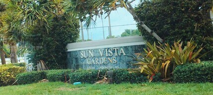 5740 Rock Island Rd in Tamarac, FL - Building Photo - Building Photo