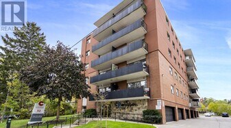 52 Park St E in Mississauga, ON - Building Photo