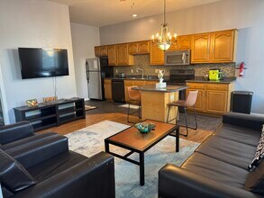 110 1/2 E 6th St, Unit 1 in Bloomington, IN - Building Photo - Building Photo