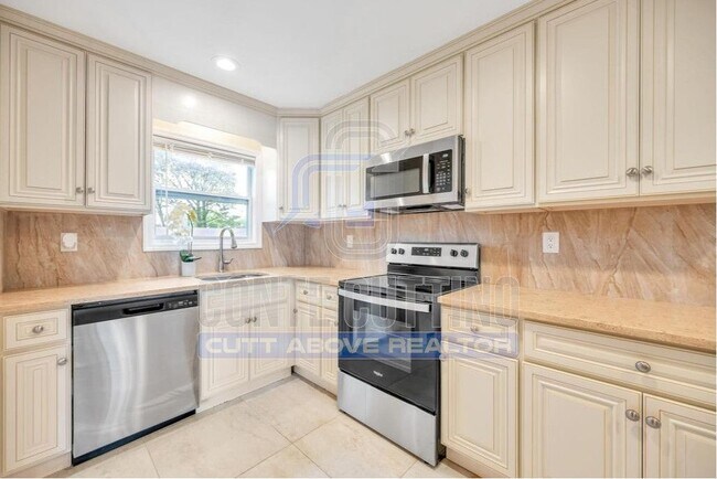 property at 9 Juniper Pl