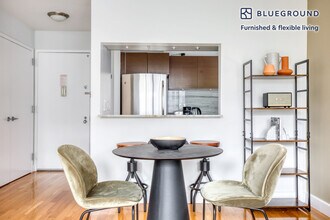 235 W 48th St in New York, NY - Foto de edificio - Building Photo