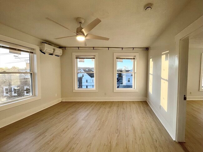 126 Felton St, Unit 3 in Waltham, MA - Building Photo - Building Photo