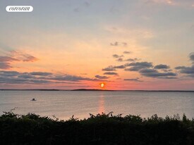 23 Cliff Dr in Sag Harbor, NY - Building Photo