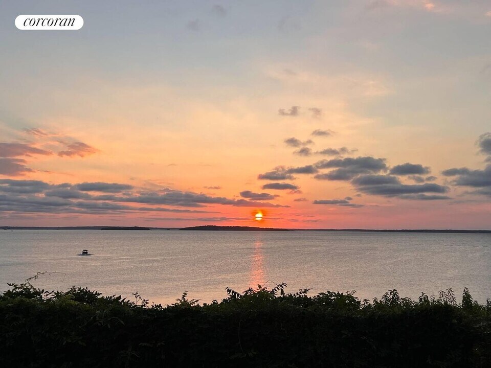 23 Cliff Dr in Sag Harbor, NY - Building Photo