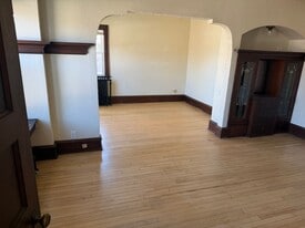 815 E Locust St in Milwaukee, WI - Building Photo