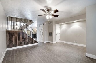 903 W Village Ln in Austin, TX - Foto de edificio - Building Photo
