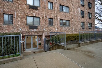 79-39 Calamus Ave in Elmhurst, NY - Foto de edificio - Building Photo