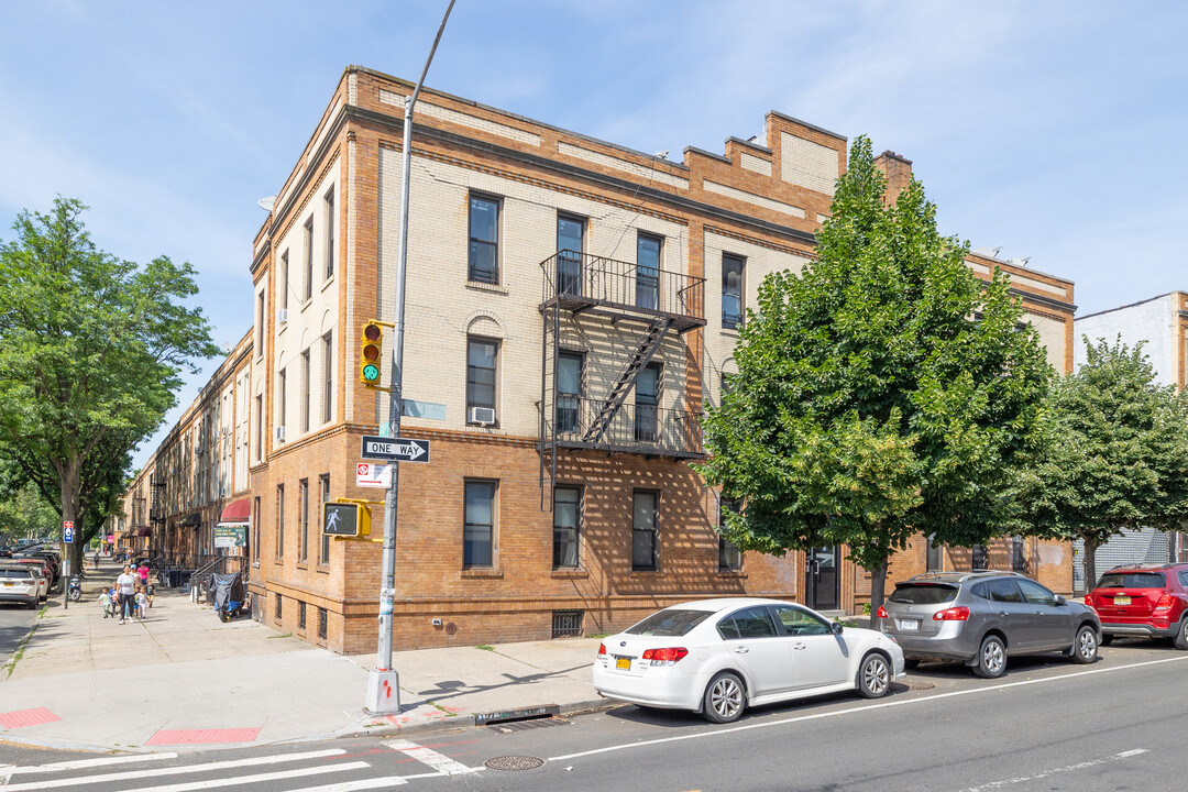 4801 43rd Ave in Sunnyside, NY - Building Photo