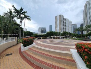 540 Brickell Key Dr, Unit 1511 in Miami, FL - Building Photo - Building Photo