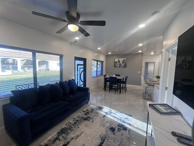 2048 NW 99th Terrace in Miami, FL - Building Photo - Building Photo
