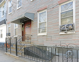 6803 Forest Ave in Ridgewood, NY - Foto de edificio - Building Photo